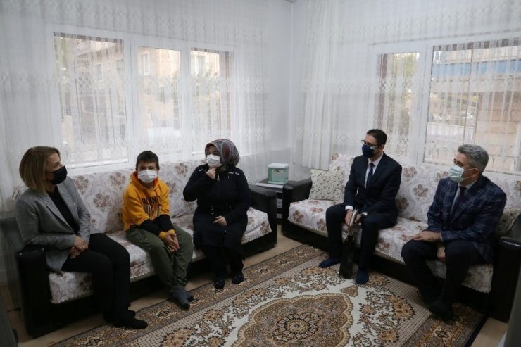 Vali Becel, aile ziyaretlerine devam ediyor