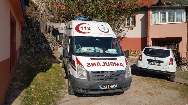 Yaşlı kadın hırsız komşusunun elinden ölü numarası yaparak kurtuldu