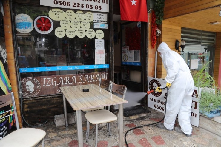Pamukkale Belediyesi esnafların işyerlerini dezenfekte ediyor