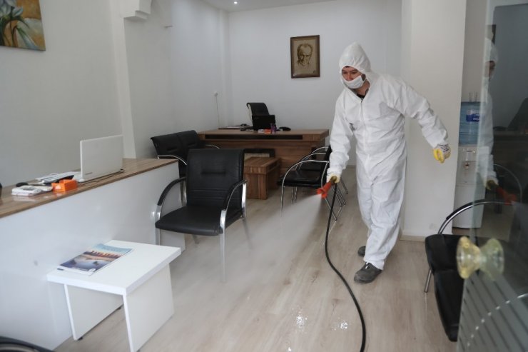 Pamukkale Belediyesi esnafların işyerlerini dezenfekte ediyor