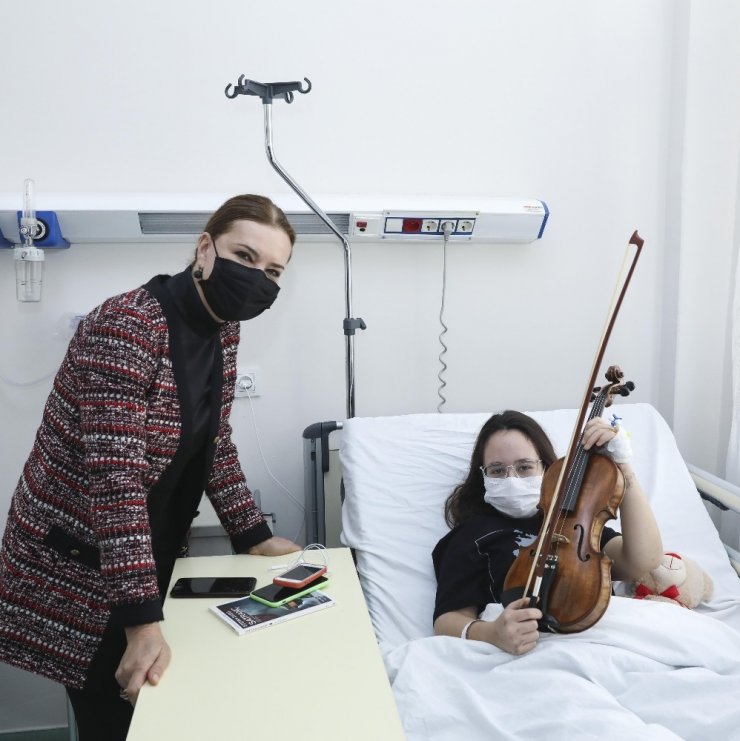 Enkazdan 17 saat sonra kurtarılan İnci, kemanına kavuştu