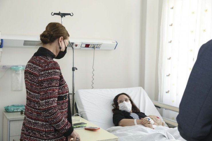 Enkazdan 17 saat sonra kurtarılan İnci, kemanına kavuştu