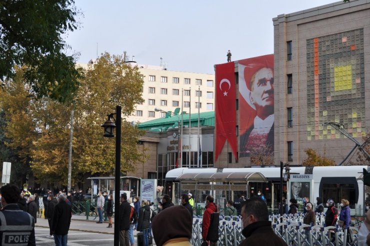 Saat dokuzu beş geçe hayat durdu