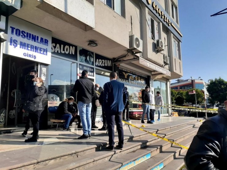 Sancaktepe’de silahlı kuyumcu soygunu: İş yeri sahibinin oğlu yaralandı