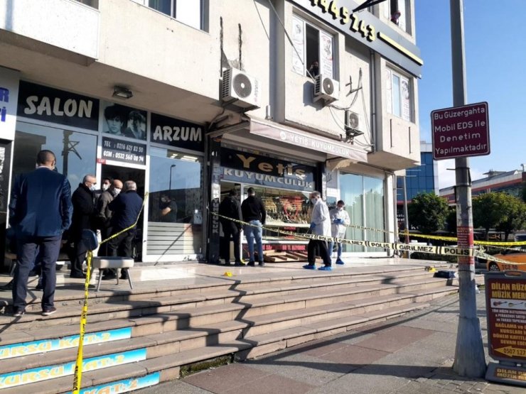 Sancaktepe’de silahlı kuyumcu soygunu: İş yeri sahibinin oğlu yaralandı