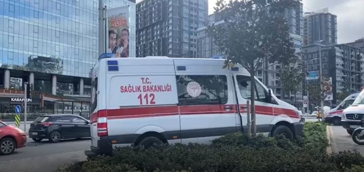 Sarıyer’de ambulans kaldırıma çıktı: 1 yaralı