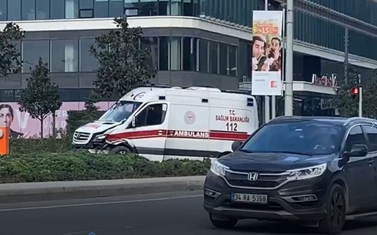Sarıyer’de ambulans kaldırıma çıktı: 1 yaralı