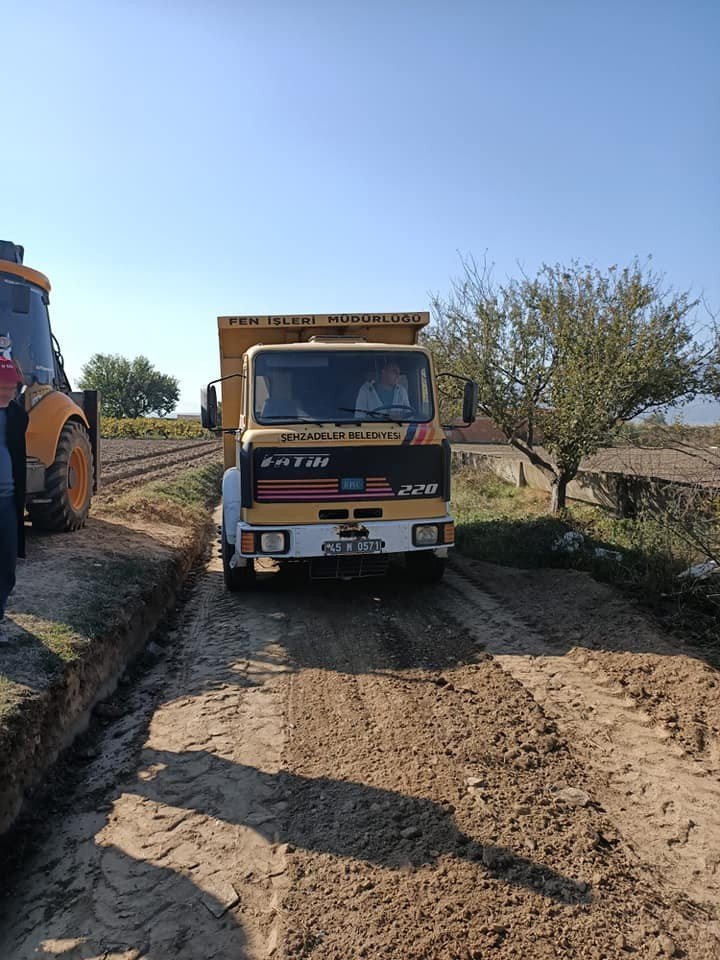 Şehzadeler’de ova yolu düzenlemesi 4 bin kilometre aştı