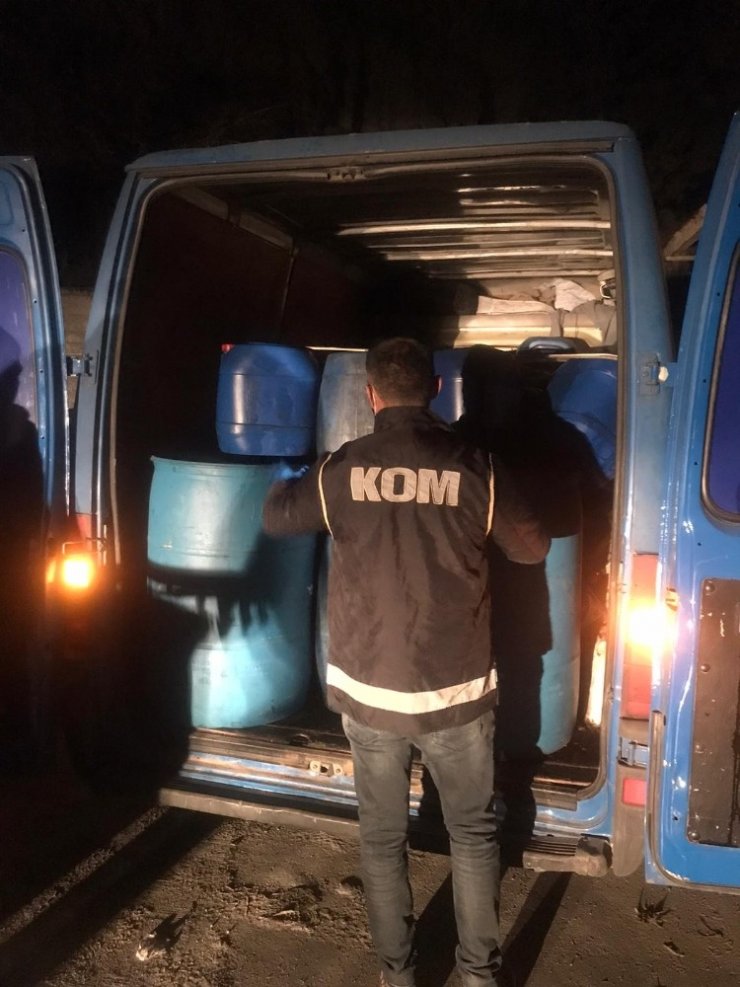 Binlerce litrelik varillerin içerisinden atık madeni yağlar çıktı