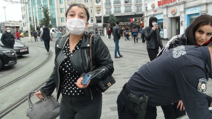 Taksim’de maske takmadıkları için ceza yiyen kadınlar, gazetecilere saldırdı