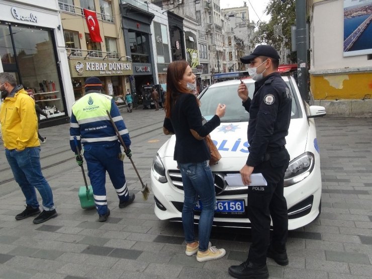 Taksim’de maske takmadıkları için ceza yiyen kadınlar, gazetecilere saldırdı