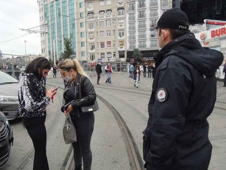 Taksim’de maske takmadıkları için ceza yiyen kadınlar, gazetecilere saldırdı