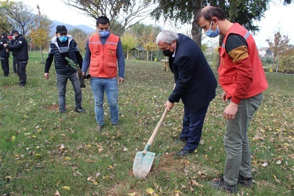 Osmaneli’de ’Geleceğe Nefes’ kampanyasıyla 200 fidan toprakla buluştu