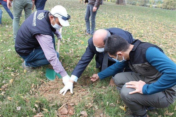 Osmaneli’de ’Geleceğe Nefes’ kampanyasıyla 200 fidan toprakla buluştu