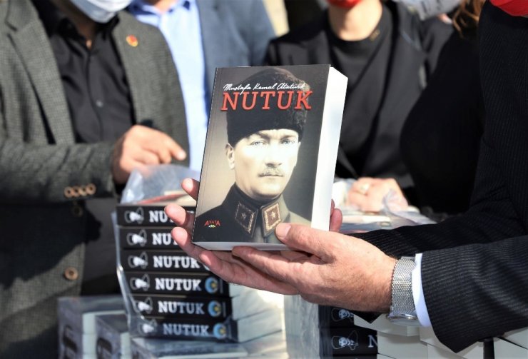 Başkan Akın’dan nutuk hediyesi