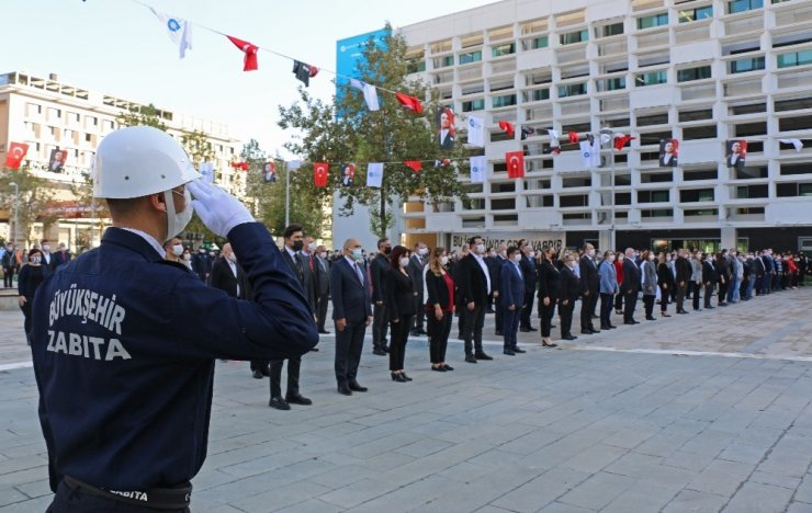 Büyükşehir personeli Ata’yı saygıyla andı