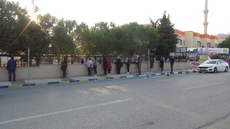 Araçlarından inip Ata’yı andılar