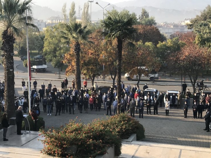 Salihli Belediye personelinden Ata’ya saygı duruşu