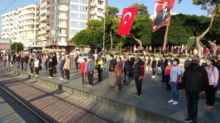Antalya’da sosyal mesafeli 10 Kasım töreni