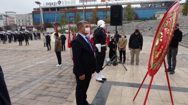 Karabük’te inşaat işçileri siren sesini duyunca saygı duruşuna geçti