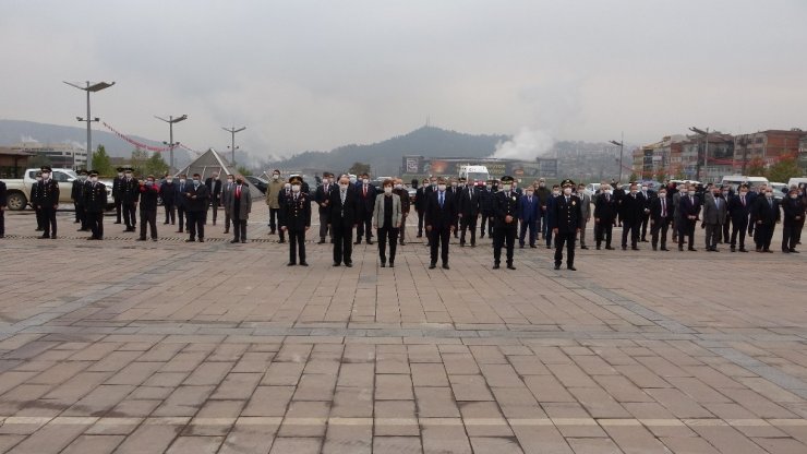 Karabük’te inşaat işçileri siren sesini duyunca saygı duruşuna geçti