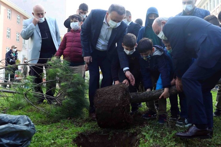 Bağcılar’da 11 yaşındaki öğrenciler 111 ağaç dikti
