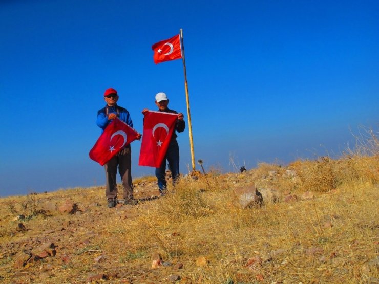 Dağcılar, ülkemizin kurtarıcısı ve Cumhuriyetin kurucusunu anmak için zirvelere çıktılar