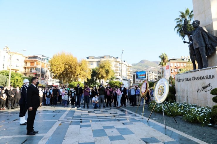Atatürk Alanya’da saygı duruşu, şiir ve türkülerle anıldı
