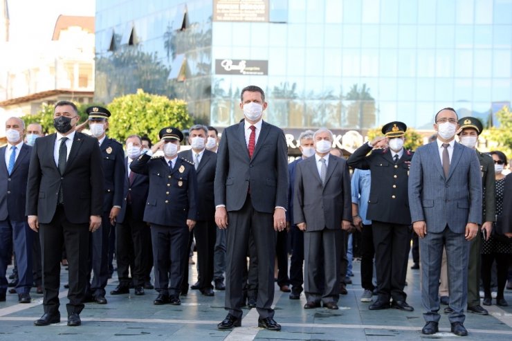 Atatürk Alanya’da saygı duruşu, şiir ve türkülerle anıldı