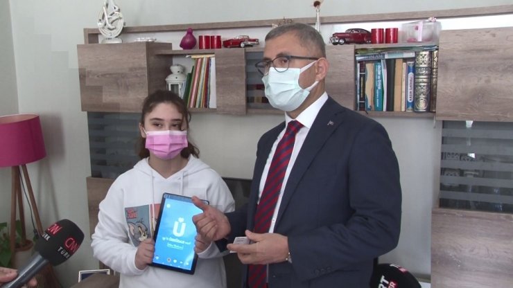 Üsküdar’da ayrıştırılan çöpler öğrencilere tablet oldu