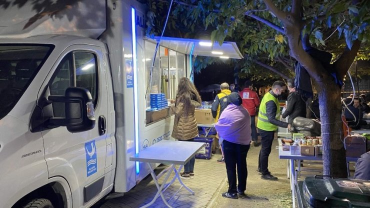 Aliağa’daki vatandaşlardan depremzedeler için büyük dayanışma