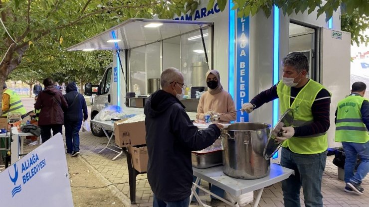 Aliağa’daki vatandaşlardan depremzedeler için büyük dayanışma
