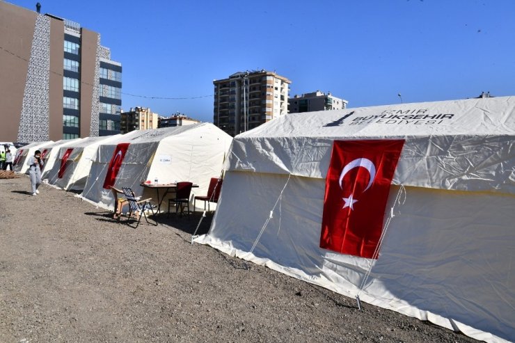 Parklardaki çadırlar Bayraklı’daki alana taşınıyor