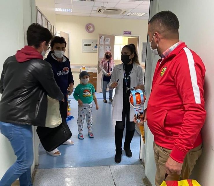 Taraftarlardan lösemili çocuklara moral