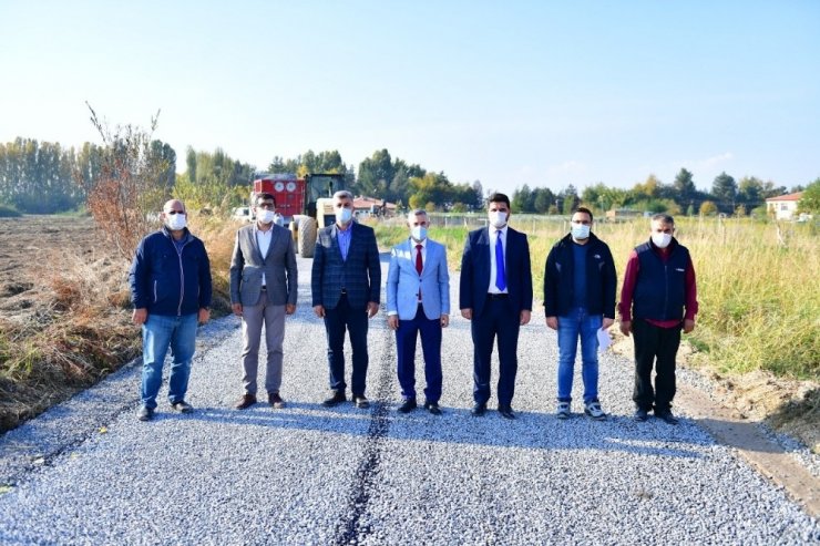 Yeşilyurt’ta kırsal bölgelerin yol ağı genişliyor