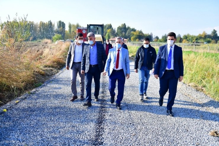 Yeşilyurt’ta kırsal bölgelerin yol ağı genişliyor