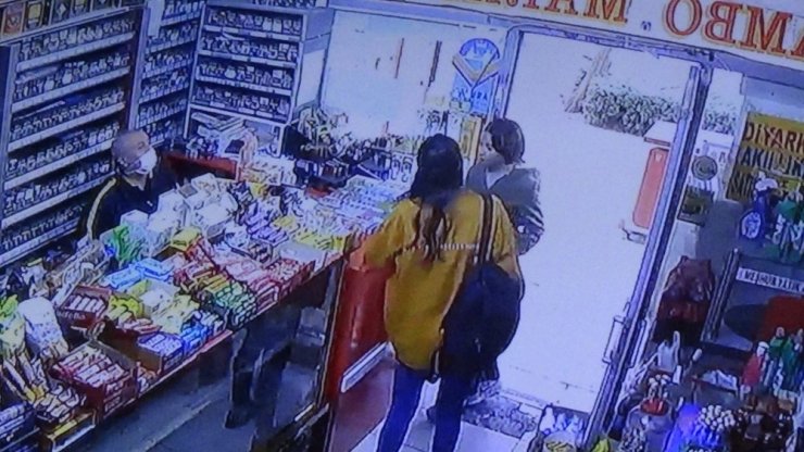 Pişkinliğin bu kadarına da pes: Yolda yürüyen kızın yüzüne tükürmüştü, geri dönüp görüntüsünü izlemiş