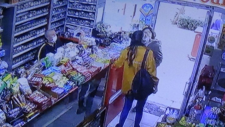 Pişkinliğin bu kadarına da pes: Yolda yürüyen kızın yüzüne tükürmüştü, geri dönüp görüntüsünü izlemiş