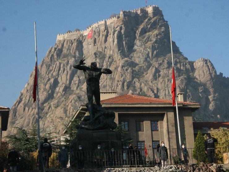 Afyonkarahisar’da saatler 09.05’i gösterdiğinde adeta hayat durdu