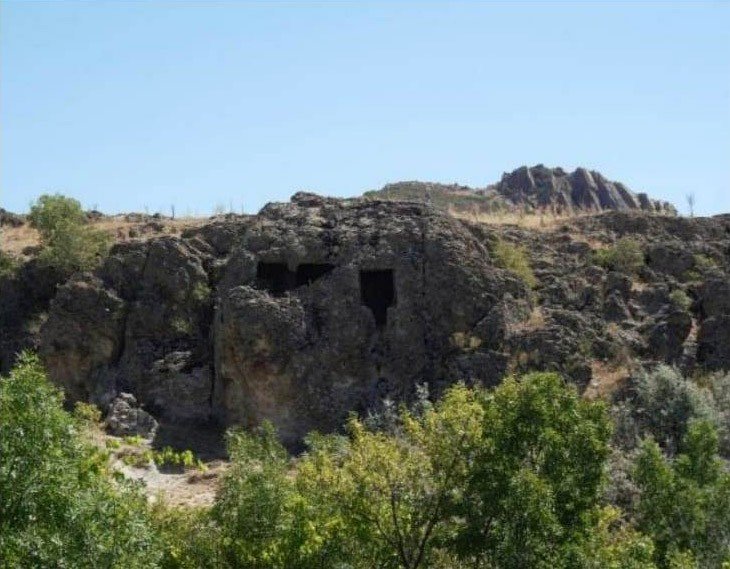 Zey-Köy Frig Kaya mezarları tescillendi