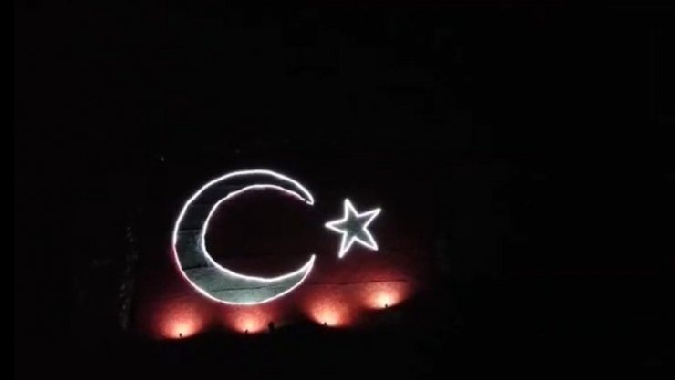 Çal Dağlarındaki Türk bayrağı Azerbaycan için geceyi aydınlattı