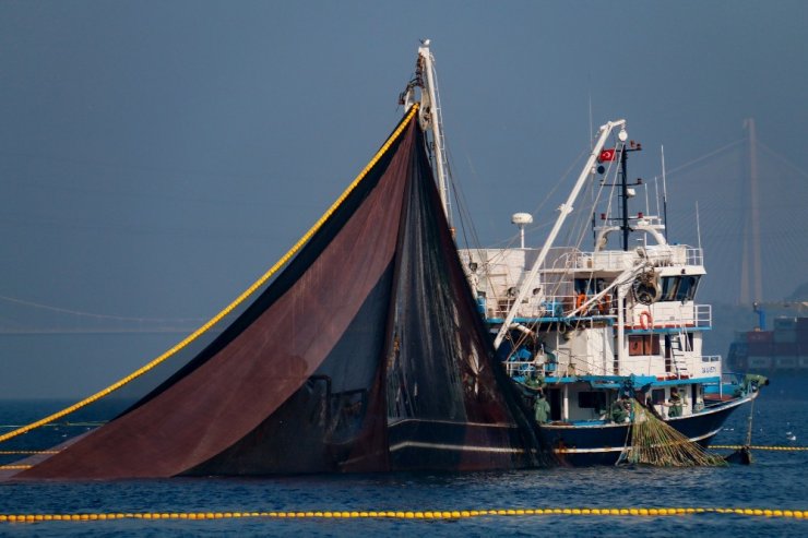 Balıkçı tekneleri, İstanbul Boğazı’nın eşsiz manzarasıyla birleşti