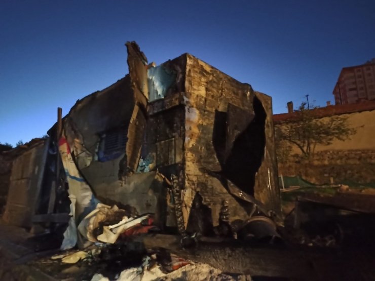 Ankara’da yanan kulübedeki tüp patladı: 1 kişi yaralandı, 24 güvercin telef oldu