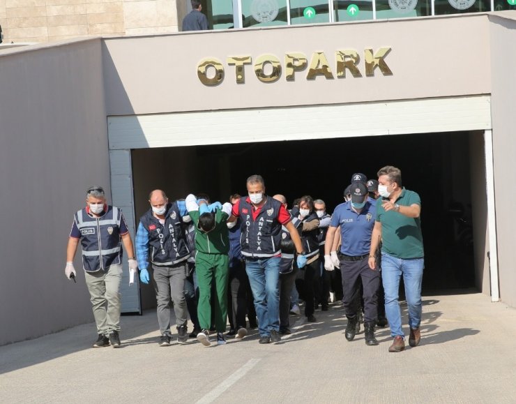 Semt pazarında 4 kişinin yaralandığı silahlı kavgaya 19 gözaltı