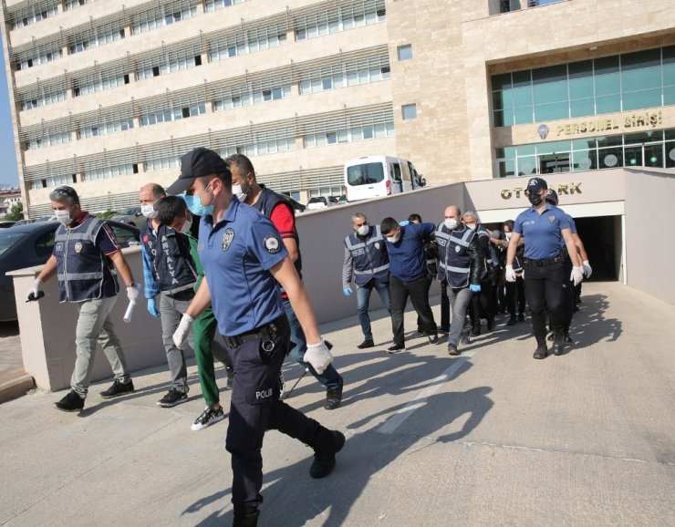 Semt pazarında 4 kişinin yaralandığı silahlı kavgaya 19 gözaltı