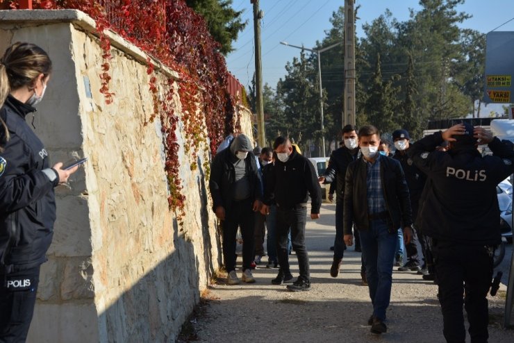 Darp ettikleri şahsı alıkoyan 12 kişi gözaltına alındı