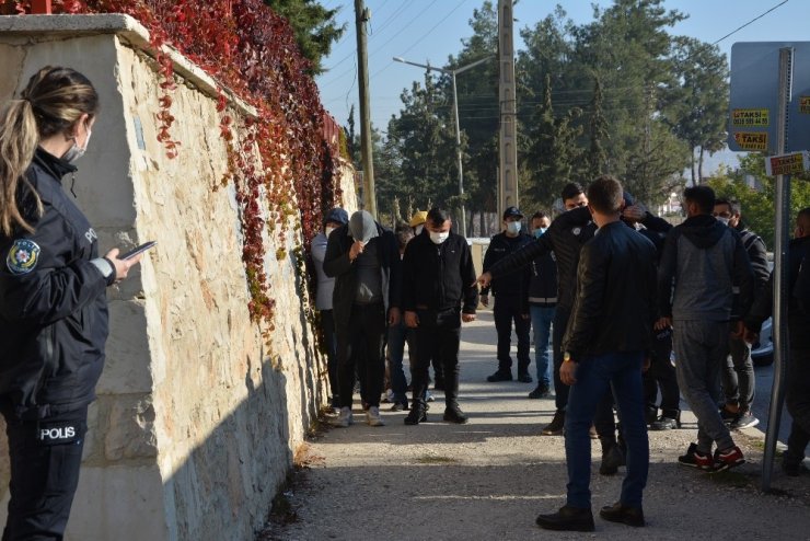Darp ettikleri şahsı alıkoyan 12 kişi gözaltına alındı