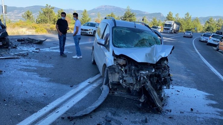 Antalya’da trafik kazası: 6 yaralı