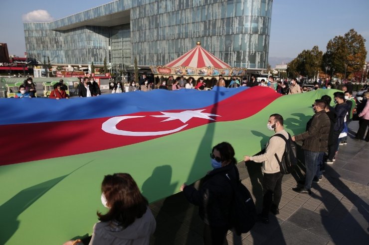 Bursa’da Azerbaycan zaferi dev bayrakla kutlandı