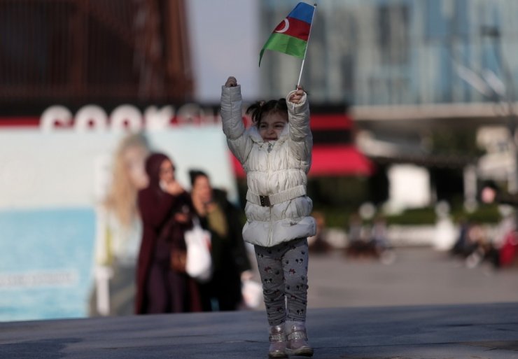 Bursa’da Azerbaycan zaferi dev bayrakla kutlandı